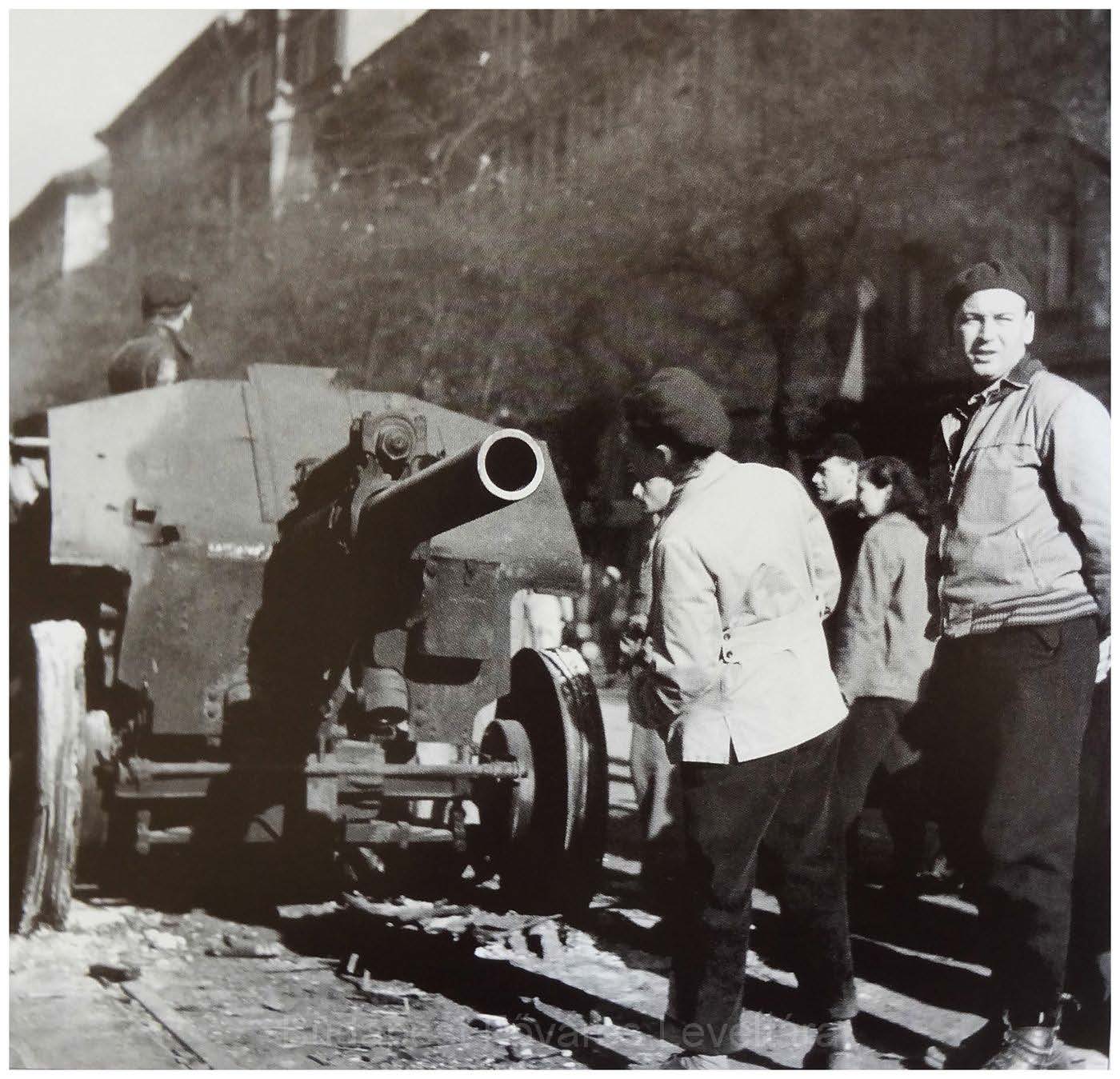1. Emberek nézegetik a harcképtelenné vált szovjet 122 mm-es tarackot. (Nagykörút, 1956. október 28. körül)<br><i>(BFL XV.19.g.1.0631)</i>