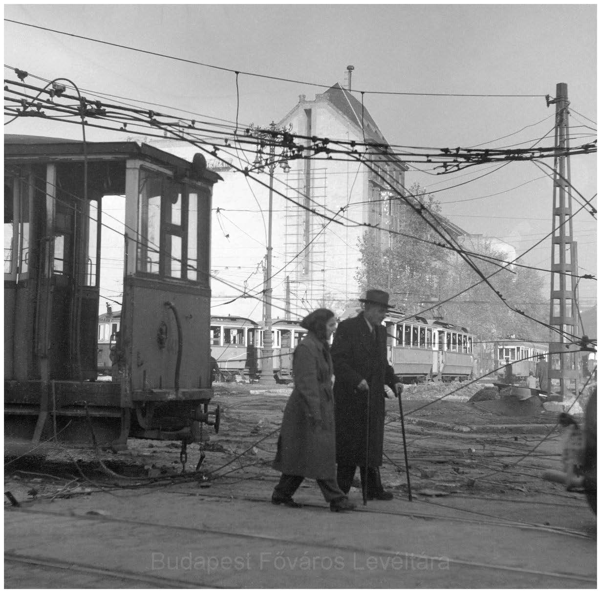 5. Kilőtt villamosok, leszakadt vezetékek (Budapest, Kálvin tér, V., VIII., és IX. kerület határa, 1956. október 26. körül)<br><i>(BFL XV.19.g.1.0632)</i>