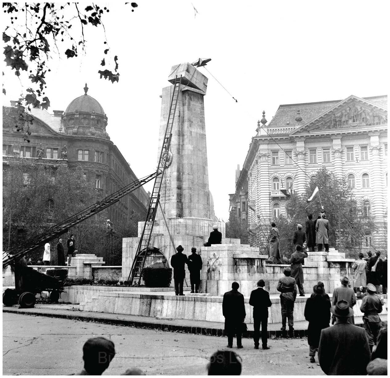 8. A Szovjet hősi emlékműről leverik az ötágú csillagot. (Budapest, V. kerület, Szabadság tér, 1956. október 26. körül)<br><i>(BFL XV.19.g.1.0629)</i>