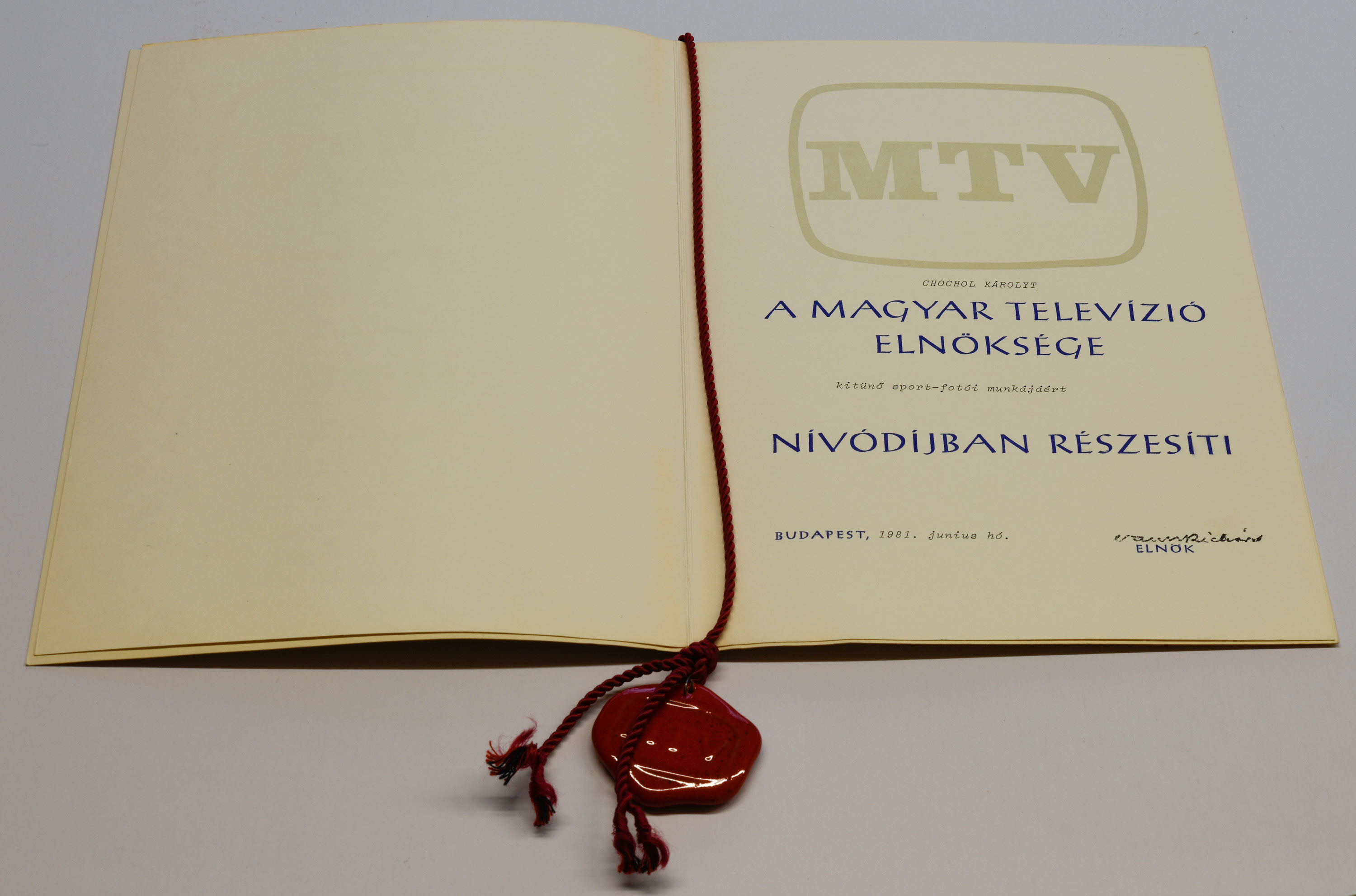 <b>Magyar Televízió Nívódíja</b>: 1981. június (kitűnő sport-fotói munkájáért)<br> <i>oklevél</i><br><i>(BFL XV.19.g.4.14)</i>