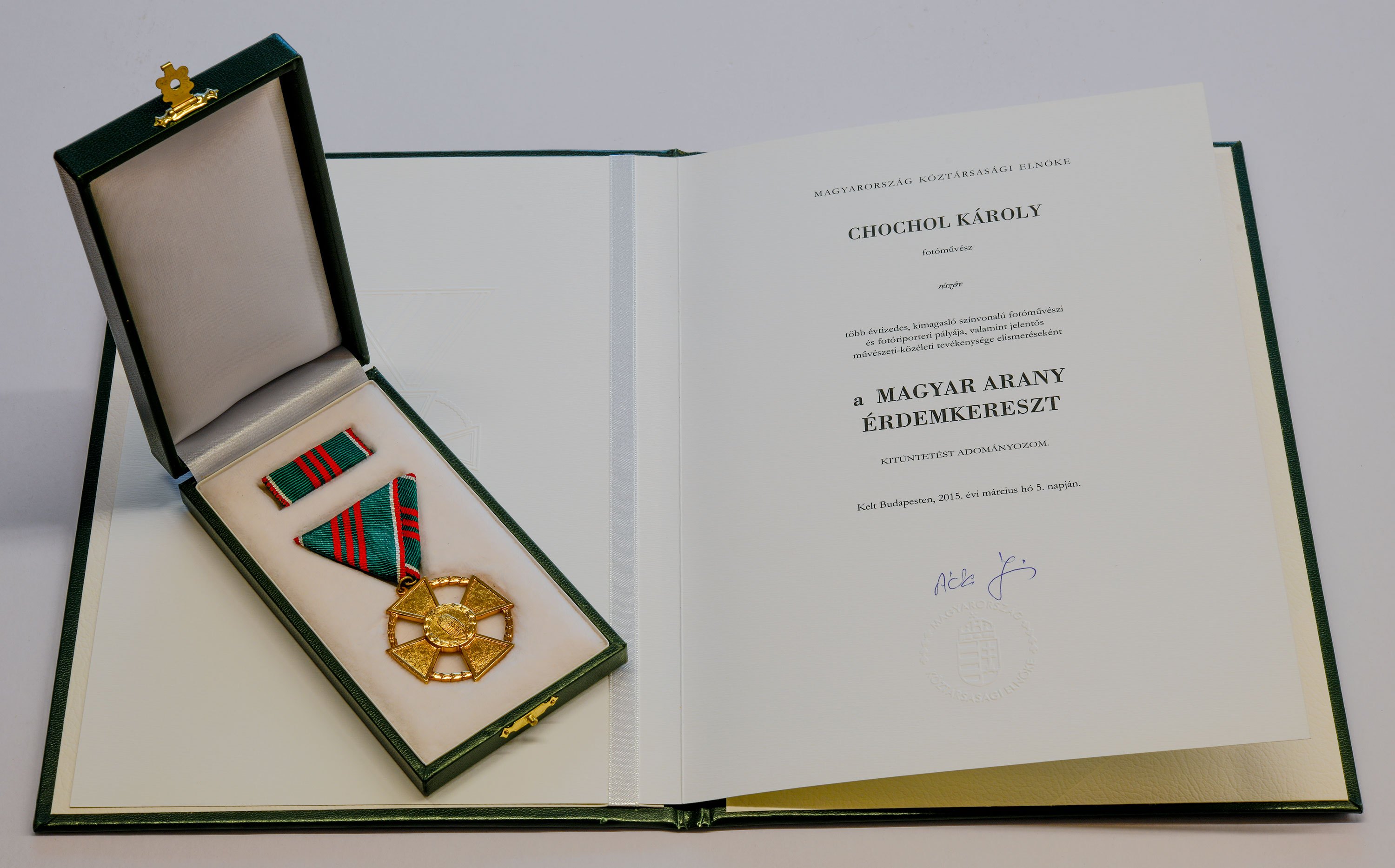 <b>Magyar Arany Érdemkereszt polgári tagozata kitüntetés</b> Magyarország köztársasági elnökétől, Áder Jánostól.<br><i>„A Magyar Arany Érdemkereszt az első jelentősebb állami díj, amit kaptam, nagyon örültem neki.”</i>  <br>2015. március 16. <i>oklevél, díj</i> <br><i>(BFL XV.19.g.4.06)</i>