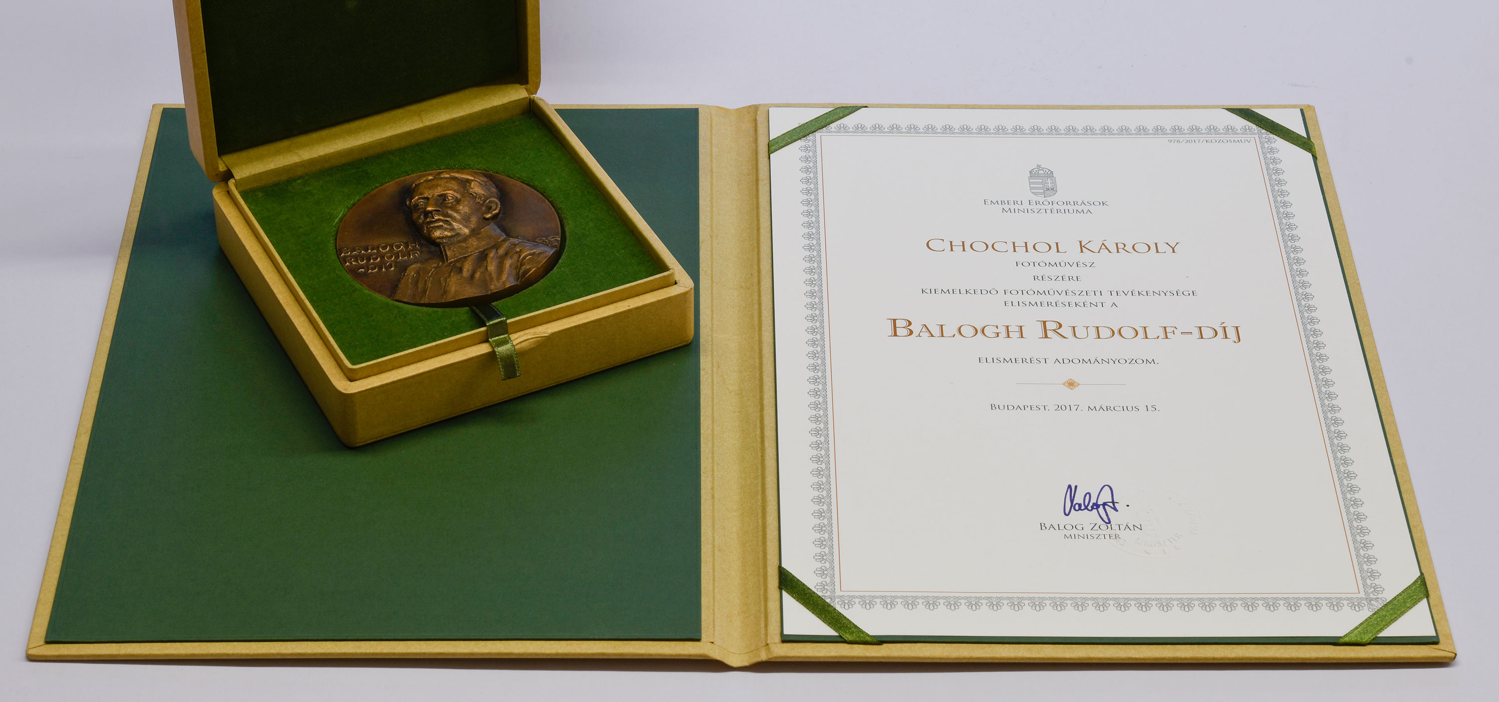 <b>Balogh Rudolf-díj.</b> Emberi Erőforrások Minisztériuma, Balog Zoltán minisztertől, 2017. március 15. <br><i>„Balogh Rudolf század eleji fotográfusról, fotóművészeti szaklapok alapítójáról, fotós hadi tudósítóról elnevezett kitüntetés a legjelentősebb <br>fotóművészeti díj Magyarországon. 2017-ben kaptam meg. Érdekesség, hogy Balogh Rudolf <br>hagyatékának egy részét én mentettem meg és juttattam a Fotóművész Szövetségnek és a Hadtörténeti Múzeumnak.”<br>(A magyar fotográfia legrangosabb elismerése) oklevél, emlékplakett</i><br><i>(BFL XV.19.g.4.02)</i> 