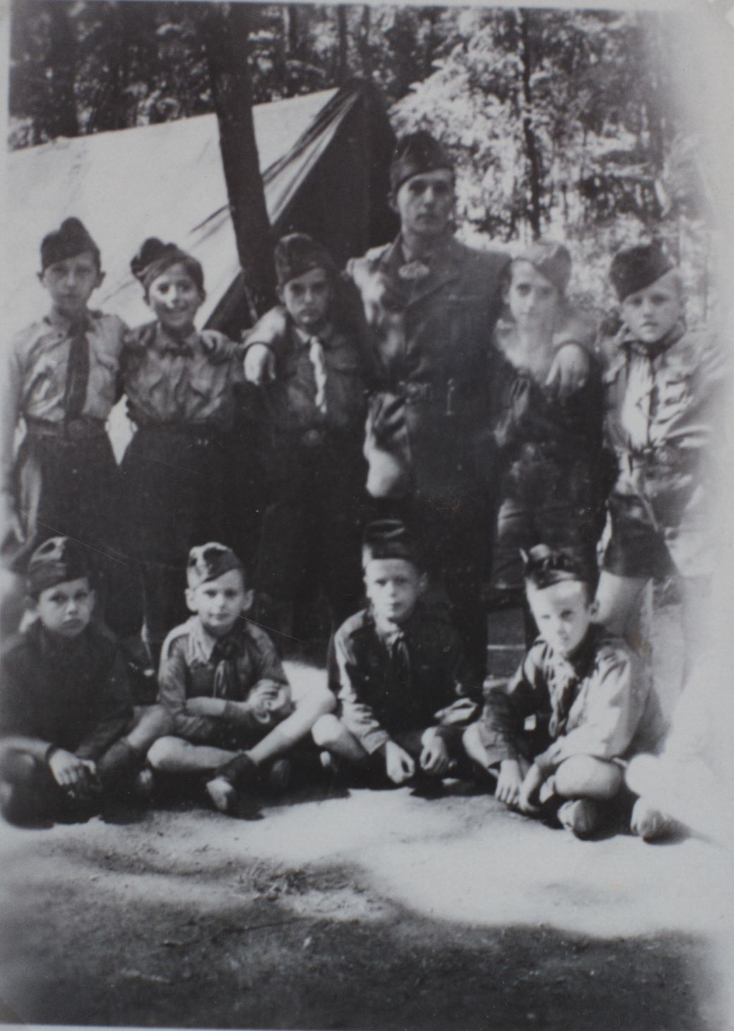 Kiscserkész korában, az alsó sorban, balról a második<br><i>A Chochol-család gyűjteményéből</i> 